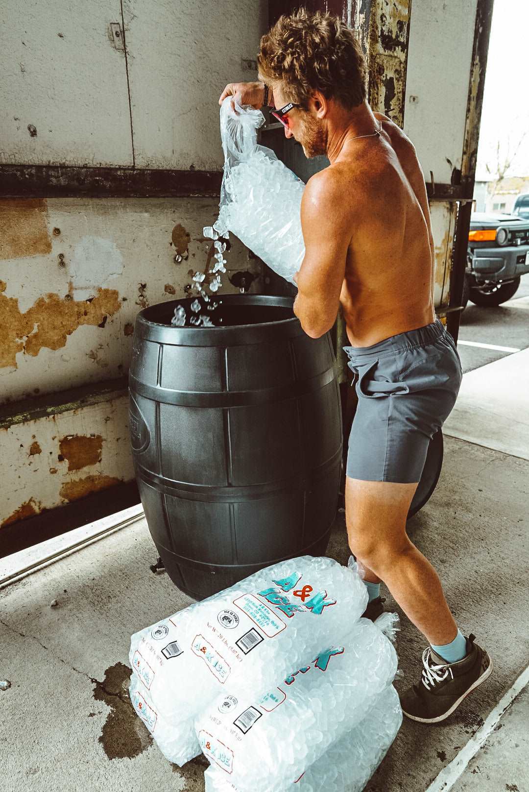 Filling Ice Barrel Cold Therapy Tool 